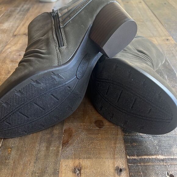 BareTraps
Womens Reid Ankle Round Toe Booties Green 9.5 Medium - Picture 4 of 6